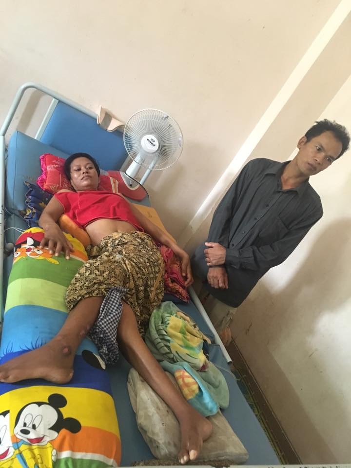 On Sunday 22 May 2016, On behalf of H.E Chea Serey and the founders of Raksa Koma, a working team of Raksa Koma had brought a small amount of money of 500,000 Riel to Ms. Deth Srey Moa who is seriously sick and gotten treatment at Kompong Cham Hospital