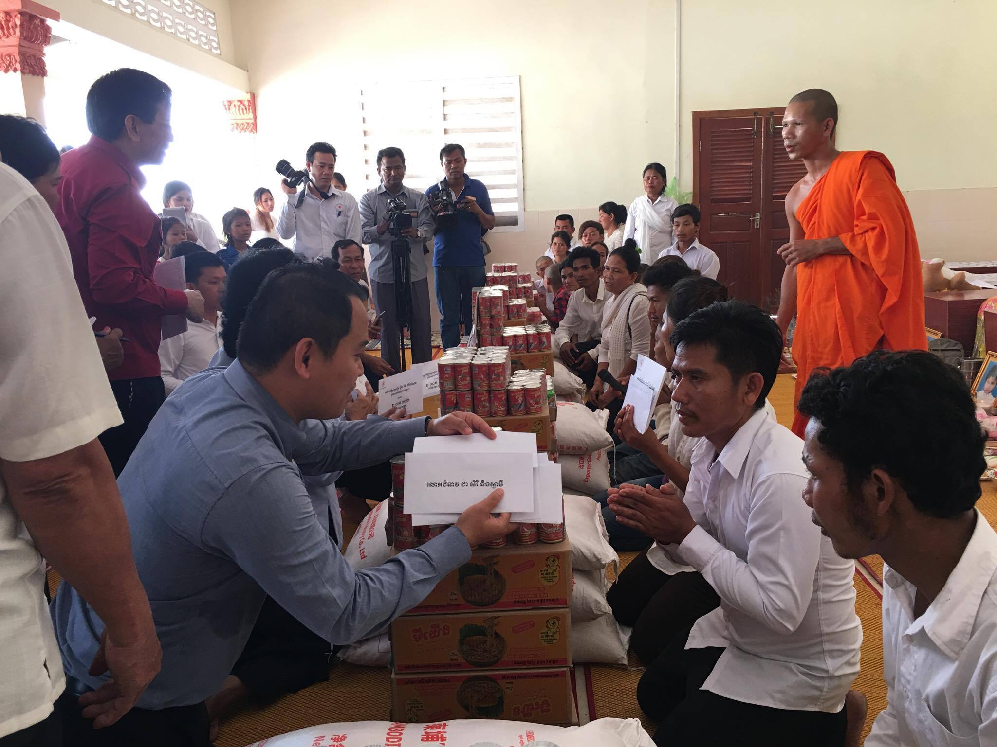 H.E. Chea Serey, founder of Raksa Koma Foundation, donated 100,000 riel to each family of 7 young girls who drowned in Sihanouk Ville. H.E. deeply regrets for the loss of young children and also calls for more cautions of all parents with small children