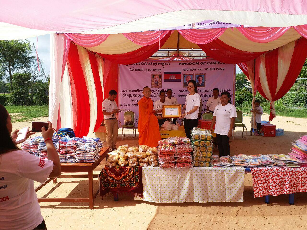 To leverage children and in celebration of the 68th Childrenâ€™s Day, Raksa Koma Foundation in cooperation with HOPE Cambodia delivered some charitable giftsâ€‹ and provide ear-check to the students of Karuna Kuma School, which is being operated by Green Umbrella NGO