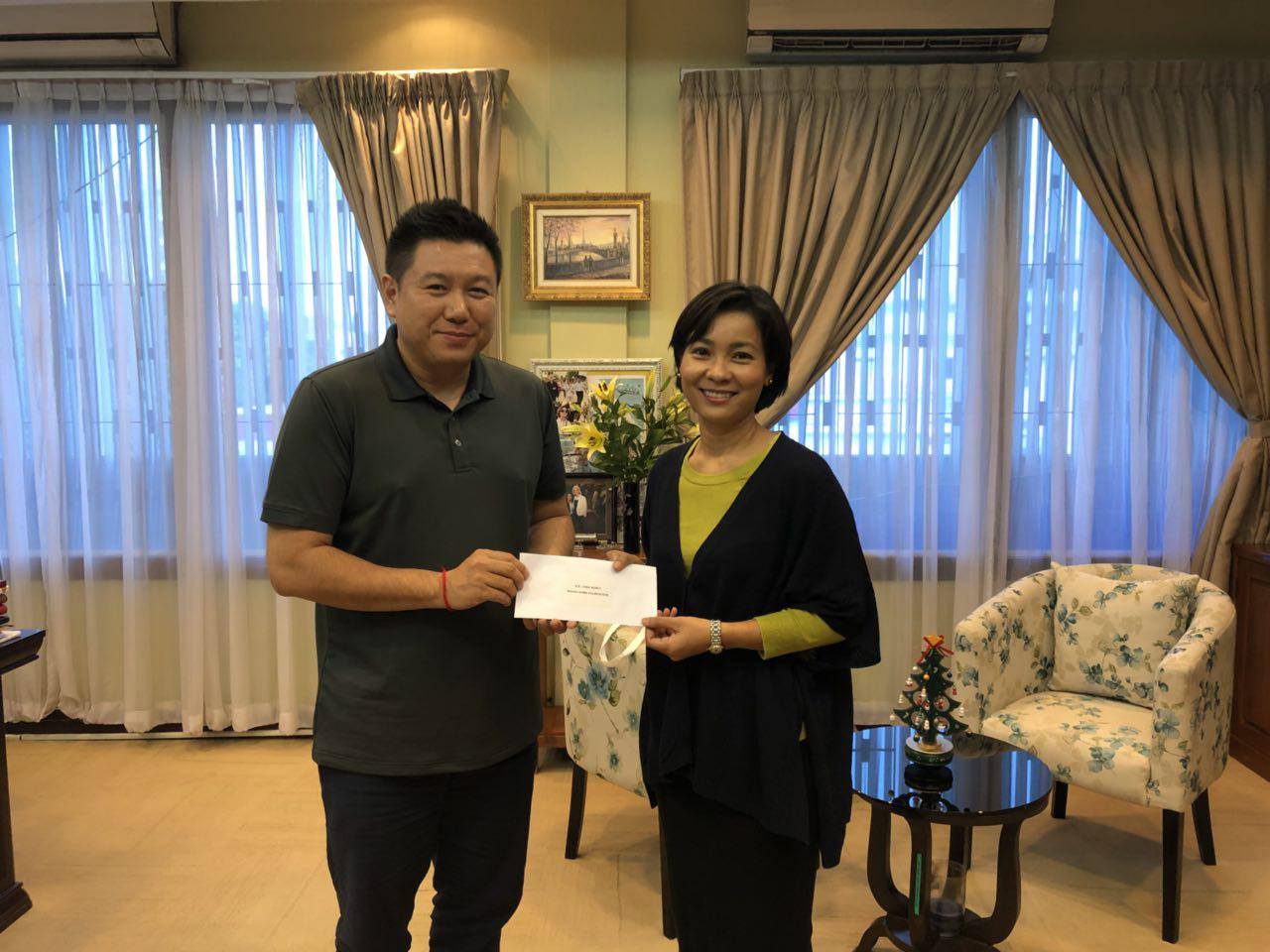 On 26 December 2017, H.E. Chea Serey, founder of Raksa Koma Foundation, has donated $3,000 to Khmer Sight Foundation for supporting eye surgery