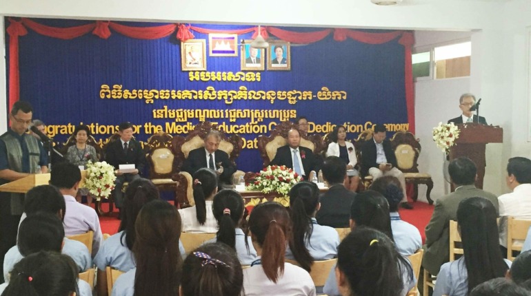 នៅថ្ងៃទី៣០ ខែឧសភា ឆ្នាំ២០១៦ លោកជំទាវ ជា សិរី ស្ថាបនិកមូលនិធិរក្សាកុមារបានអញ្ជេីញចូលរួមពិធីសម្ពោធអគារសិក្សាគិលានុបដ្ឋាក-យិកា នៅមជ្ឈមណ្ឌលវេជ្ជសាស្រ្តហេប្រុន ក្រោមអធិបតីភាព ឯកឧត្តមវេជ្ជបណ្ឌិត ម៉ម…