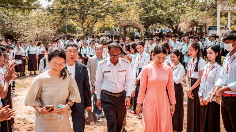 ពិធីសម្ពោធដាក់ឲ្យប្រើប្រាស់អគារបន្ទប់ទឹកស្អាតនៅវិទ្យាល័យតាំងក្រសាំង ស្រុកសន្ទុក ខេត្តកំពង់ធំ។