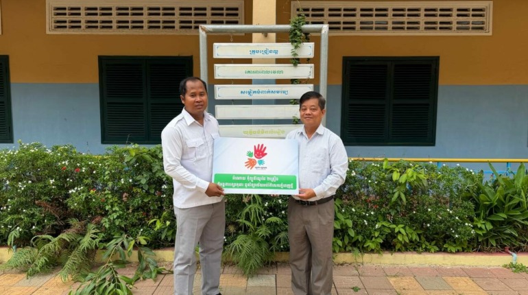 ការឧបត្ថម្ភគាំទ្រតិចតួច ក៏អាចផ្តល់ផលវិជ្ជមានគួរឱ្យភ្ញាក់ផ្អើលផងដែរ!❤️ អង្គការ រក្សាកុមារបានផ្តល់កុំព្យូទ័រយួរដៃចំនួន ២គ្រឿង ជូនដល់ លោកគ្រូ អ្នកគ្រូនៅ វិទ្យាល័យអប់រំពិសេសភ្នំពេញថ្មី។…