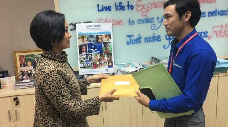 លោកជំទាវ​ ជា​ សិរី​ ស្ថាបនិកមូលនិធិរក្សារកុមារ​ បានឧបត្ថមថវិកាចំនួន​ ៤,២១៤,០០០ រៀល​ ដល់សាកលវិទ្យាល័យភូមិន្ទ​ភ្នំពេញ​ ដើម្បីបោះពុម្ភអាវយឺតសម្រាប់ប្រារព្ធទិវាសុខភាពផ្លូវចិត្តនិងយុវជនលើកទី៤​ នៅថ្ងែទី១៤​…