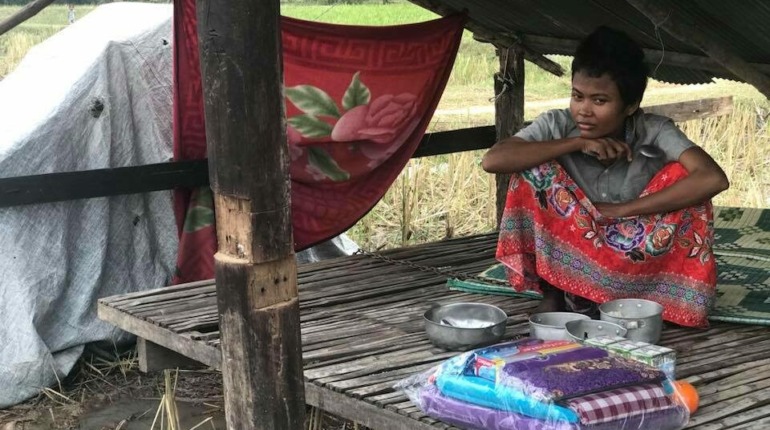 First time visit of #raksakomafoundation and #tpocambodia to identify the nature of an illness and examine the symptoms of Mora’s mother in Takéo province. In this phase, the doctor gives the mother…