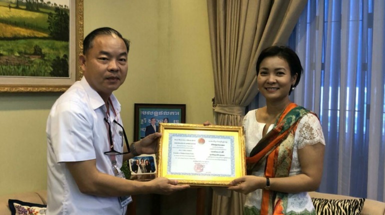 លោកជំទាវ ជា សិរី បានទទួលនូវលិខិតថ្លែងអំណរគុណពី ដេប៉ាតឺម៉ង់ចិត្តវិទ្យានៃសាកលវិទ្យាល័យភូមិន្ទភ្នំពេញ សម្រាប់ការរួមចំណែកឧបត្ថមលើកទីបីក្នុងទិវាសុខភាពផ្លូវចិត្តពិភពលោកលើកទី៦ ឆ្នាំ២០១៨ ក្រោមប្រធានបទ…