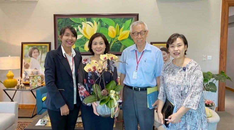 លោកជំទាវ ជា សិរី ស្ថាបនិកមូលនិធិរក្សាកុមារបានប្រគល់ថវិកាប្រចាំឆ្នាំសរុបចំនួន ១០,០០០ ដុល្លារ ដល់អង្គការ និងមន្ទីរពេទ្យជាដៃគូ រួមមាន អង្គការ Hope Cambodia ចំនួន ៣,០០០ ដុល្លារ អង្គការ TPO ចំនួន ៣,០០០…