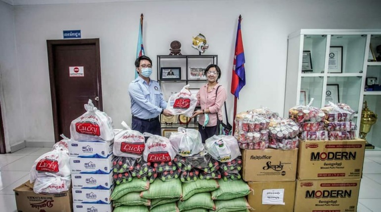 កាលពីព្រឹកថ្ងៃពុធ ១៤ មេសា ឆ្នាំ២០២១ លោកជំទាវ ជា សិរី ស្ថាបនិកមូលនិធិរក្សាកុមារ បាននាំយកអំណោយជាគ្រឿងឧបភោគបរិភោគ ក៏ដូចជាសៀវភៅសម្រាប់មនុស្សពេញវ័យនិងកុមារ មកប្រគល់ជូន សហភាពសហព័ន្ធយុវជនកម្ពុជា (ស.ស.យ.ក)…