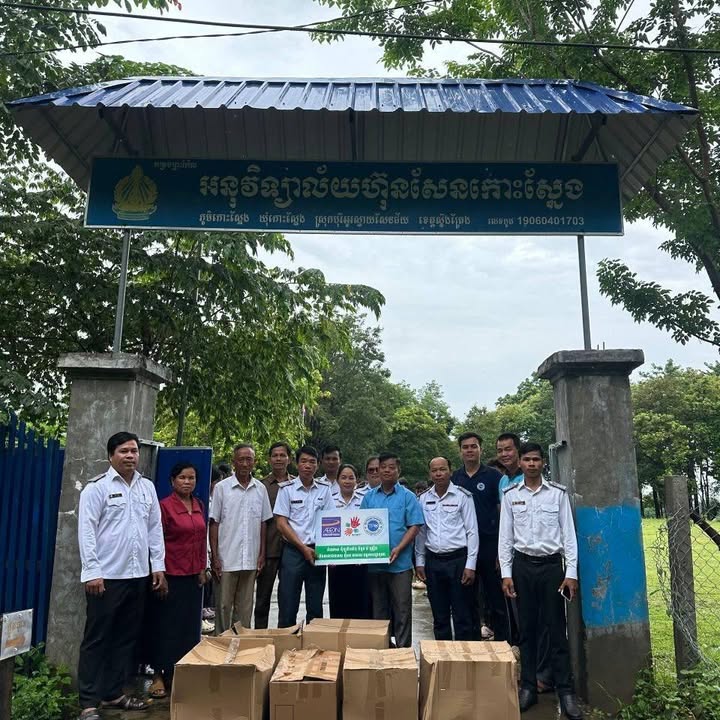 អង្គការរក្សាកុមារ បាននាំយកសម្ភារៈសិក្សា ដែលជាអំណោយរបស់លោកជំទាវ ជា សិរី ទេសាភិបាលធនាគារជាតិនៃកម្ពុជា ព្រមទាំងកុំព្យូទ័រលើតុចំនួន ៥គ្រឿង ដែលជាអំណោយរបស់ធនាគារឯកទេស អ៊ីអន (ខេមបូឌា) ភីអិលស៊ី…