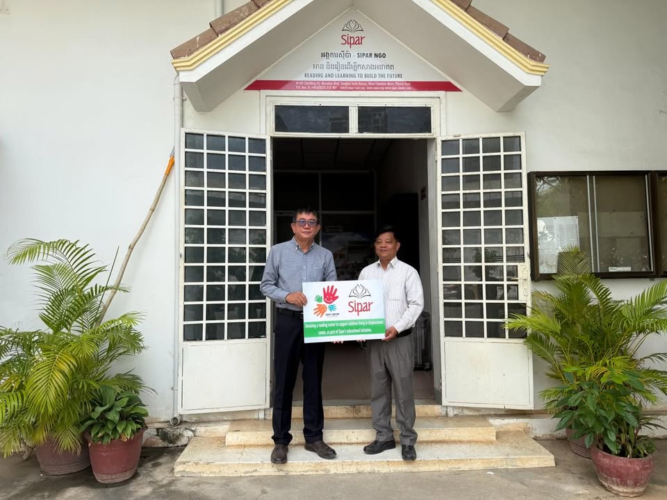 ថ្ងៃនេះ យើងបានចាប់ផ្តើមបង្កើតគម្រោងជ្រុងអំណានថ្មីមួយ ដើម្បីគាំទ្រដល់កុមារដែលកំពុងតាំងទីលំនៅក្នុងភូមិរង់ចាំ ស្ថិតនៅក្នុងស្រុកស្វាយចេក ខេត្តបន្ទាយមានជ័យ…
