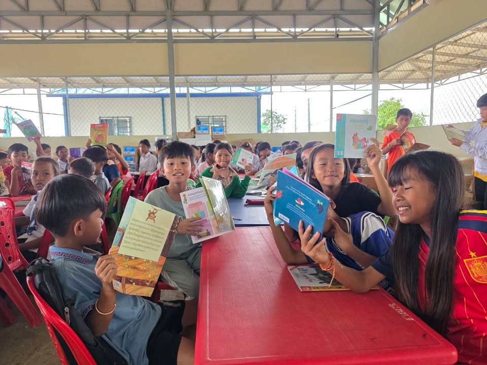 ដំណើរប្រកបដោយអត្ថន័យ! អង្គការរក្សាកុមារ បានចុះពិនិត្យវឌ្ឍនភាពគម្រោងជ្រុងអំណាននៅភូមិរងចាំ ខេត្តបន្ទាយមានជ័យដែលខ្លួនបានឧបត្ថម្ភ។ ការបានឃើញកុមាររីករាយជាមួយសកម្មភាពអាន ដែលរៀបចំឡើងដោយអង្គការ Sipar…